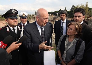 ROMA -Il Ministro per i BB.CC. Sandro Bondi riferirà mercoledì in Parlamento sul disastro di Pompei, il crollo della Casa dei Gladiatori, evento che ha fatto il giro del mondo scandalizzando […]