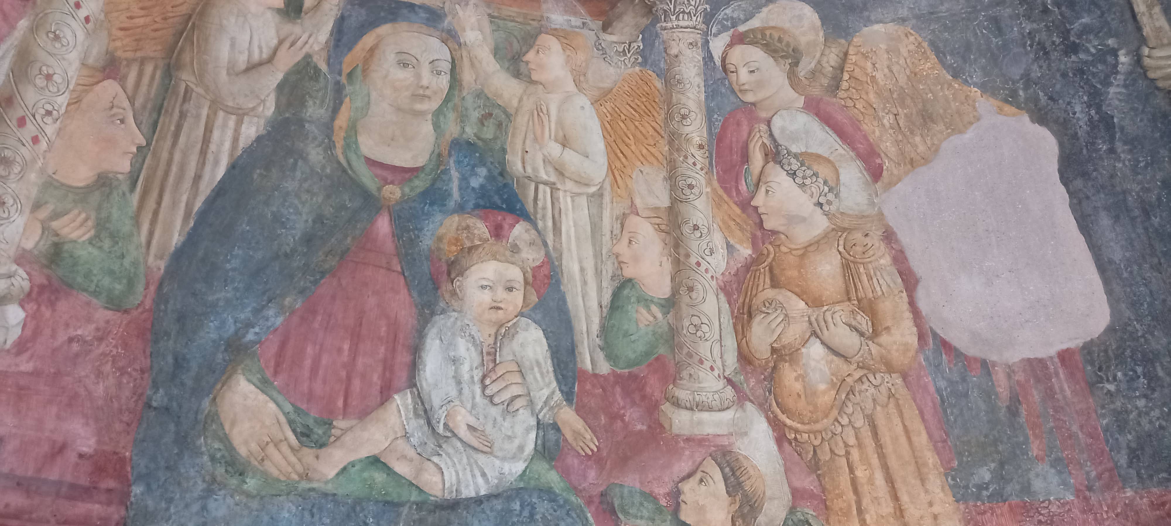 Madonna con bambino in trono, part. affresco quattrocentesco all'interno della Chiesa di Santa Maria a Castro, Monte S.Angelo, tre Pizzi, Costiera amalfitana.