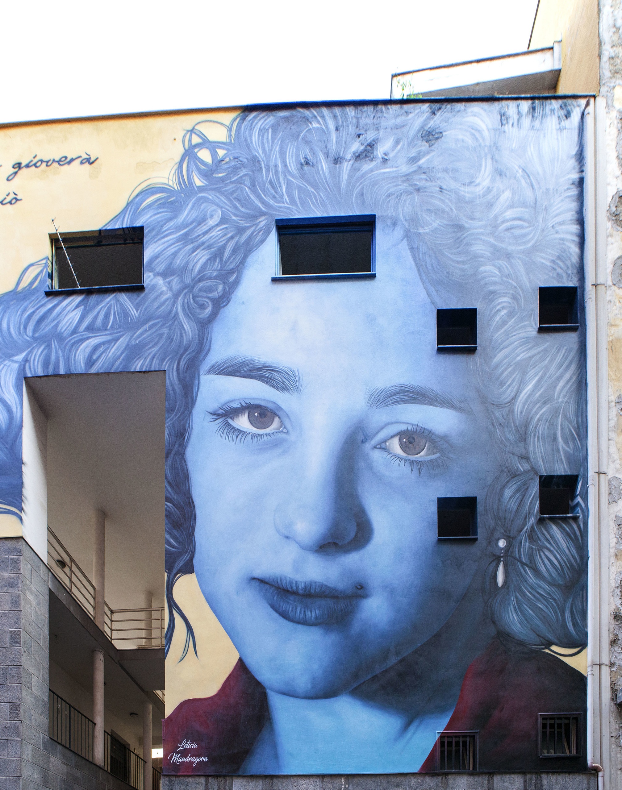 Il murales opera di Leticia Mandragora dedicato a Eleonora Pimentel de Fonseca ai Quartieri Spagnoli