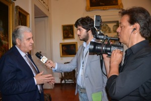 mastellone al microfono